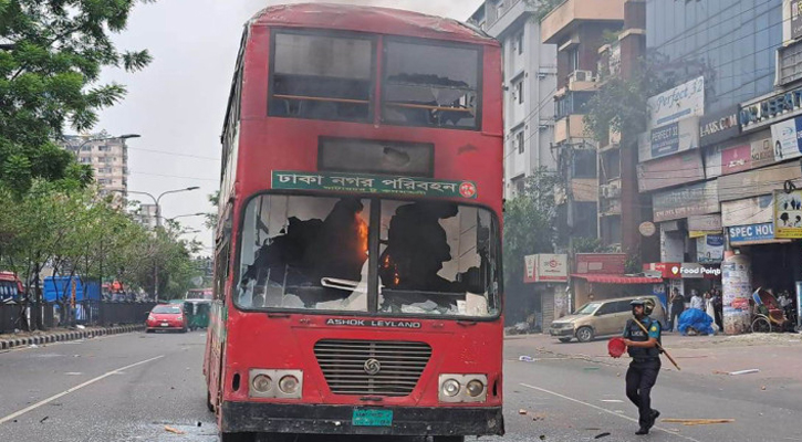 সায়েন্সল্যাবে বাসে আগুন, বিএনপি কর্মীদের বিরুদ্ধে আইনি পথে বিআরটিসি